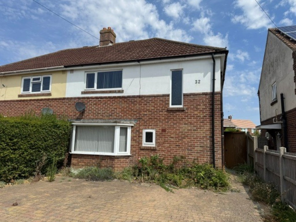 Lot: 228 - HOUSE WITH STRUCTURAL ISSUES FOR IMPROVEMENT - Front view of the house with driveway